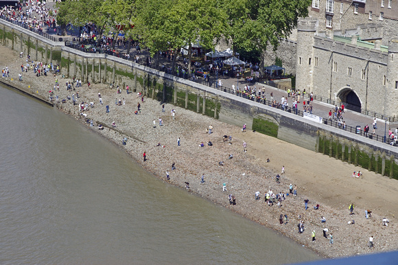 Low tide at the Thames River below the Tower of London: People collecting things